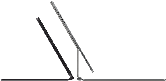 2 iPad Pro Geräte, befestigt am Magic Keyboard, Seitenansicht, dünnes Profil, Farbe Space Schwarz mit Lautsprechern und USB‑C Anschluss, halb geöffnet und geneigt, Farbe Silber, geöffnet, nach hinten geneigt, um das schwebende Design der Tastatur, die Lautsprecher und das Mikrofon zu zeigen